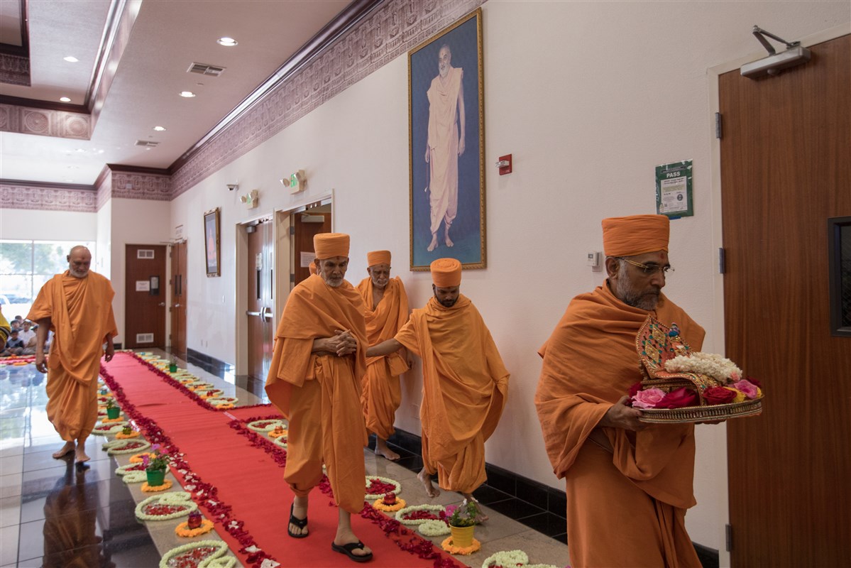 Swamishri arrives for Mandir Darshan before he departs for Los Angeles