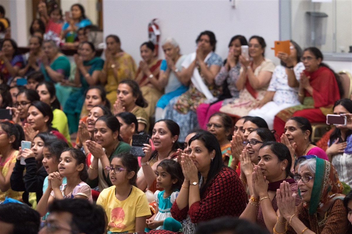 Devotees engrossed in Swamishri's darshan