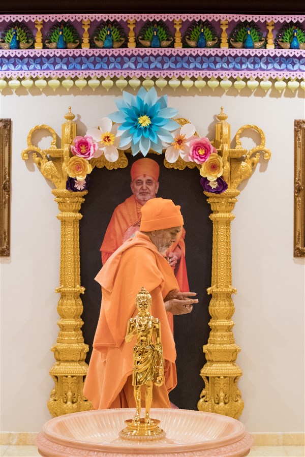 Swamishri performs pradakshina around Shri Nilkanth Varni Maharaj