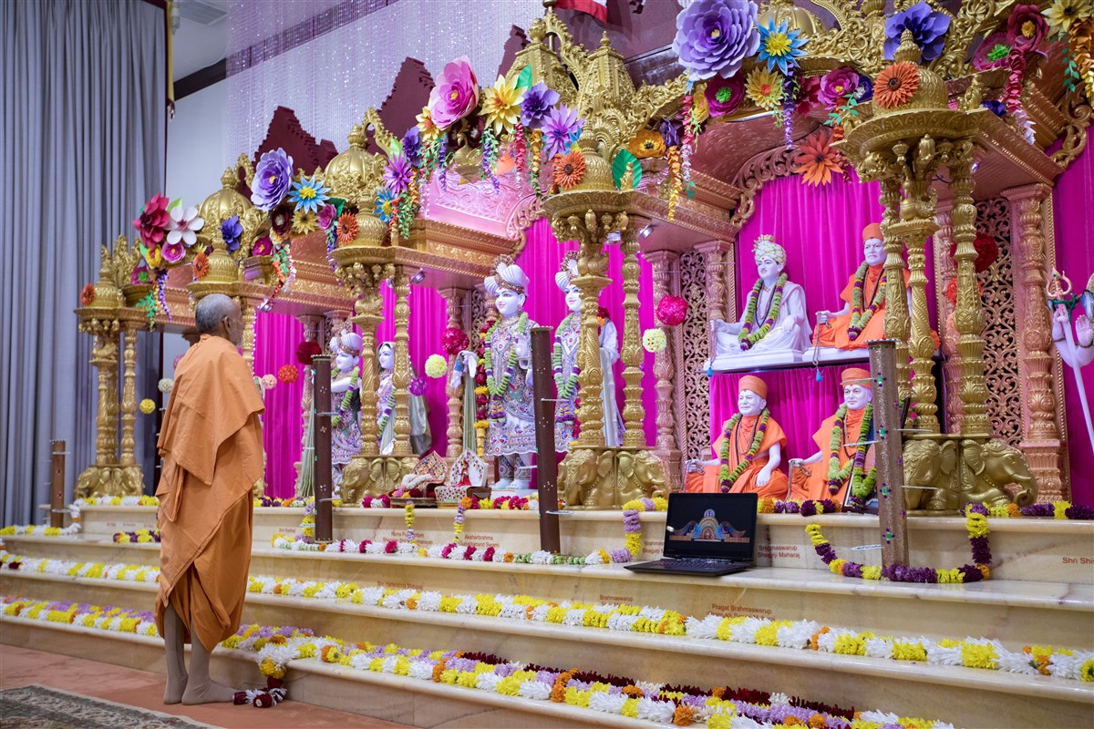 Swamishri engrossed in the darshan of the murtis