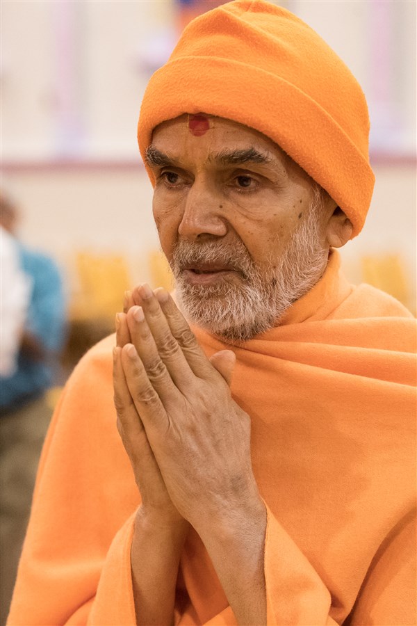 Swamishri engrossed in darshan of the murtis