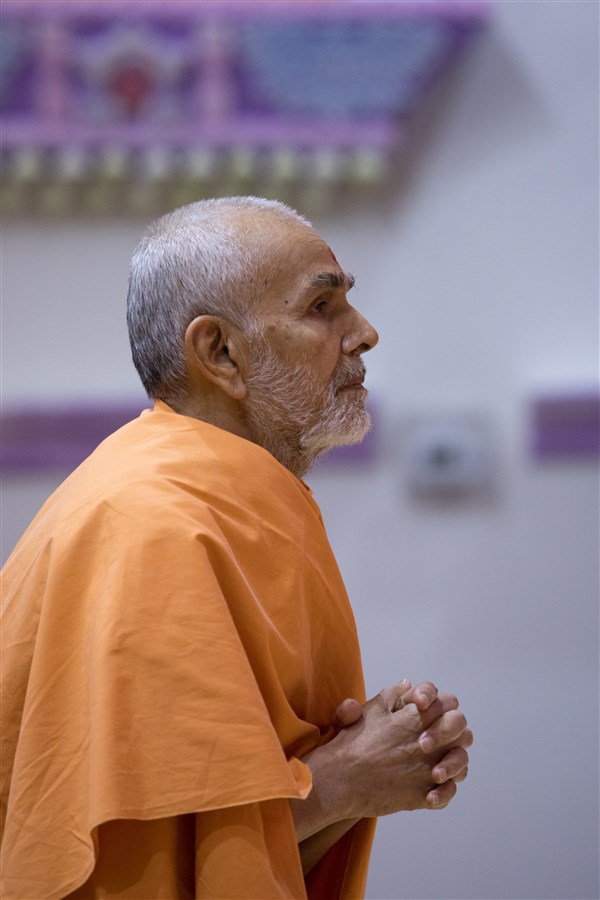 Swamishri engrossed in the darshan of the murtis