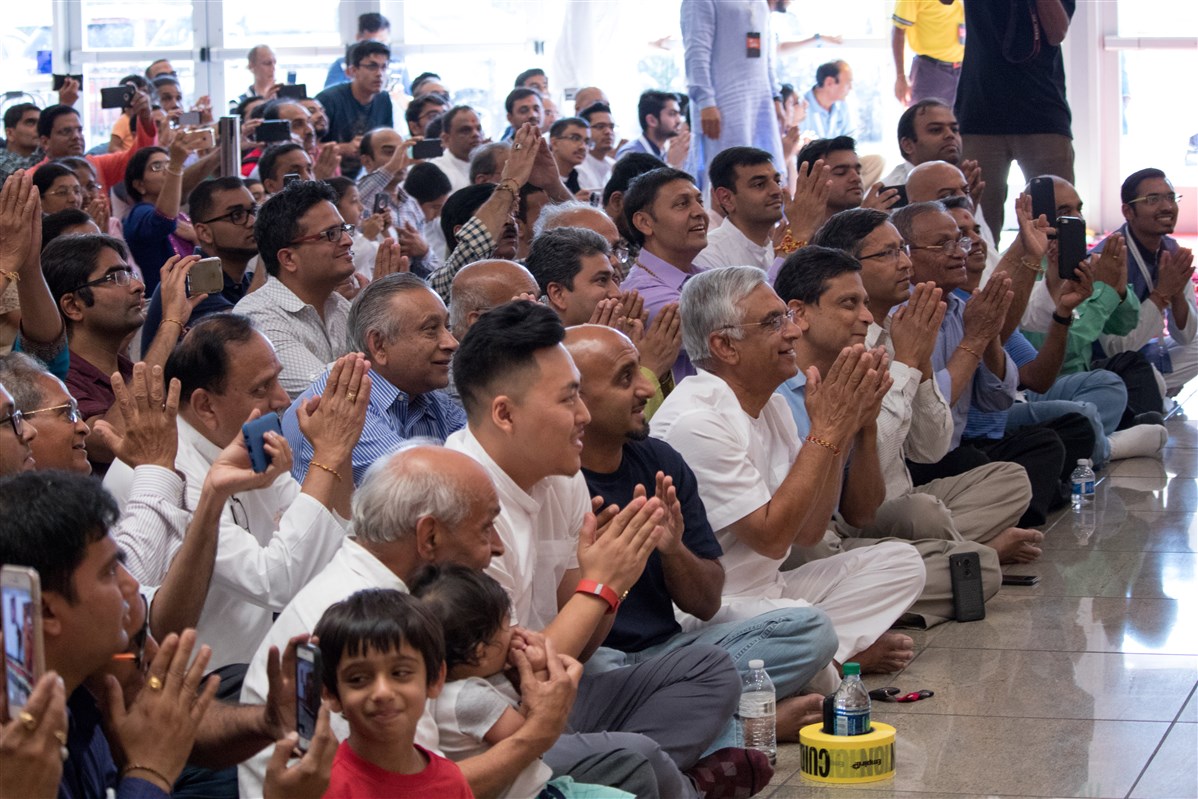 Devotees engrossed in Swamishri's darshan