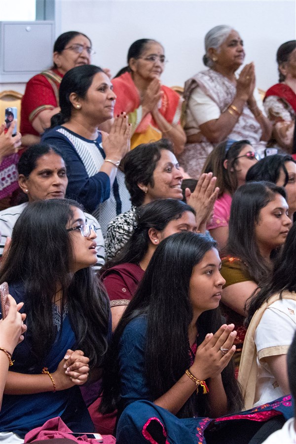 Devotees engrossed in Swamishri's darshan