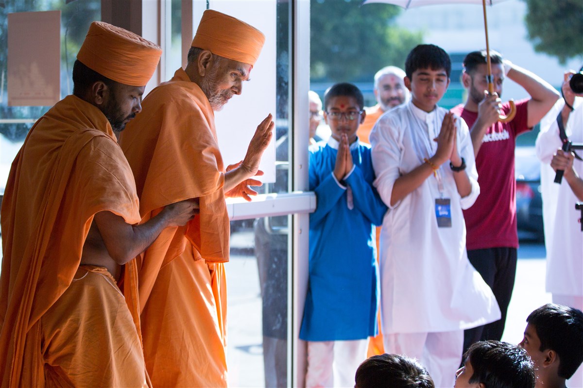 Swamishri says 'Jay Swaminarayan' to all devotees