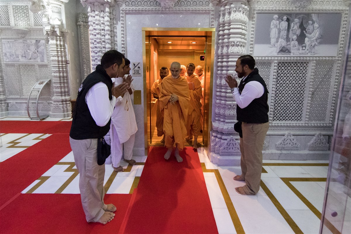 Swamishri arrives in the mandir for darshan