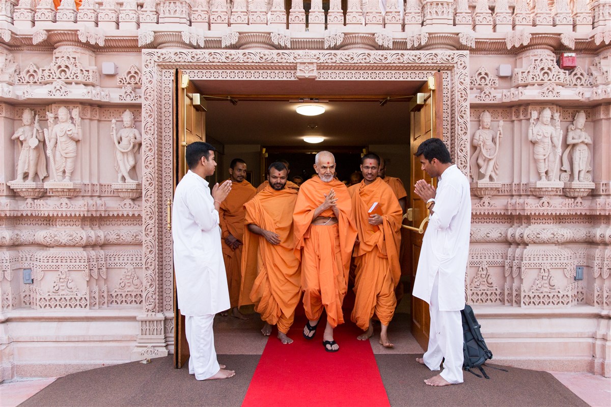 Swamishri greets devotees with folded hands 