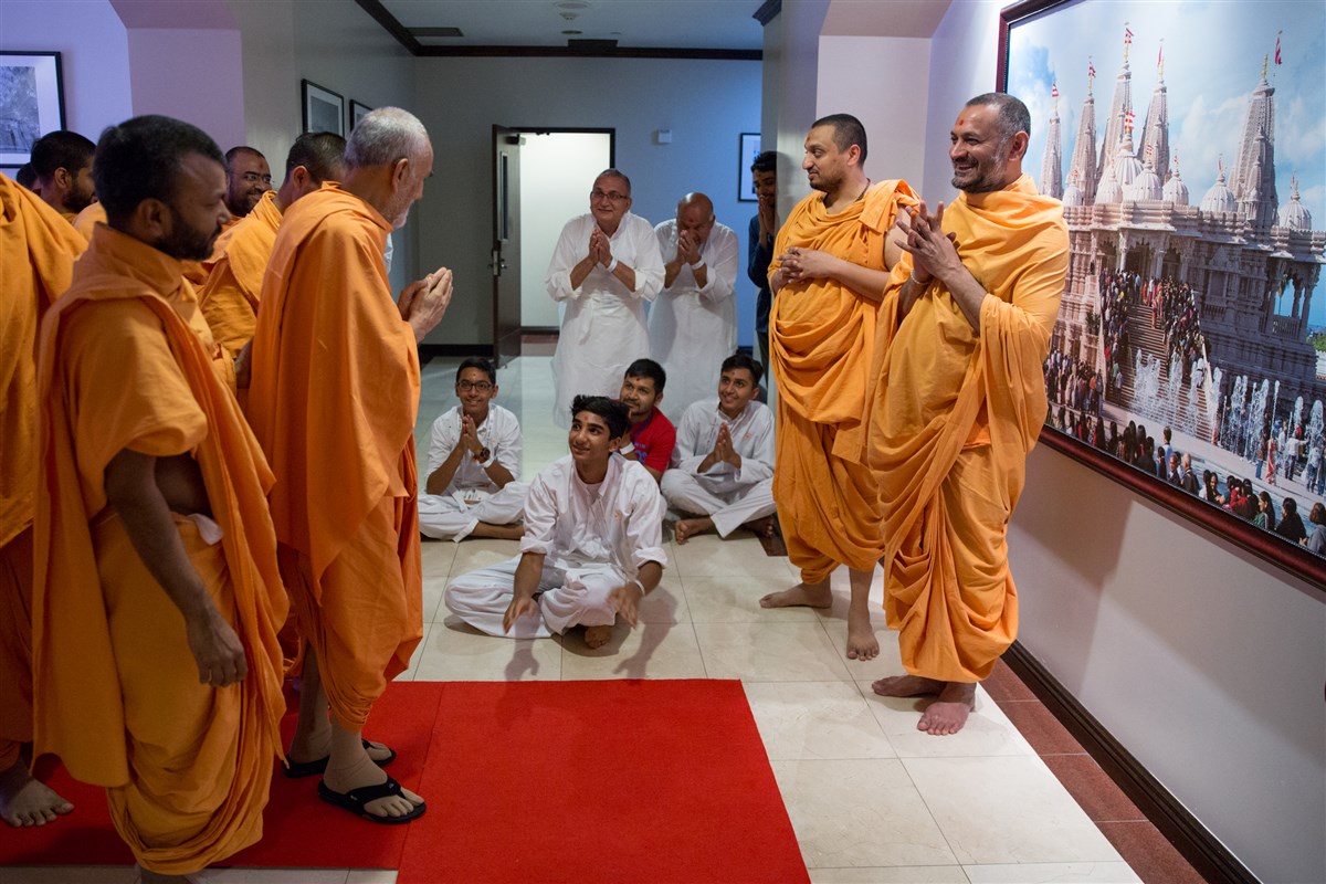 Swamishri greets youths with folded hands