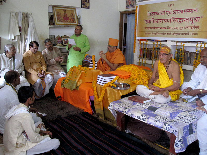 Committee members of Śrī Kāśī Vidvat Parisad gather for the acclamation of the text ‘Swaminarayansiddhantasudha’ – Parabrahma Svāminārāyaṇa Prabhodhitam Akṣara-Puruṣottama Darśanam