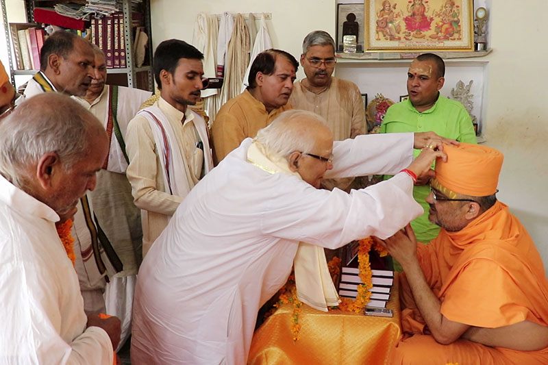 Maha-Mantri of Śrī Kāśī Vidvat Parisad, Mahamahopadhyaya Shri Shivji Upadhyaya offers respects to Sadhu Bhadreshdas Swami