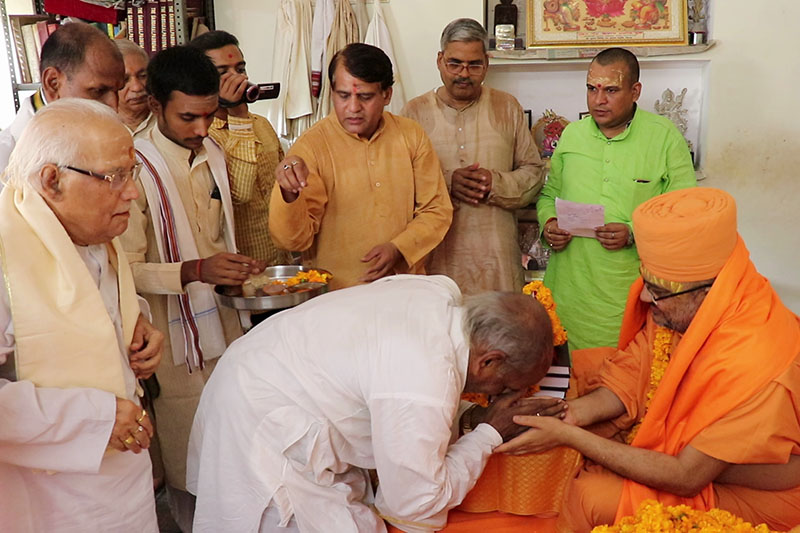 Vice President of Śrī Kāśī Vidvat Parisad, Mahamahopadhyaya Shri Vashishta Tripathiji offer respect to Sadhu Bhadreshdas Swami