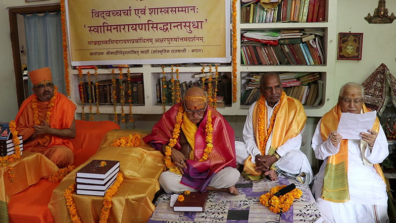 Maha-Mantri of Śrī Kāśī Vidvat Parisad, Mahamahopadhyaya Shri Shivji Upadhyaya announces the letter of declaration