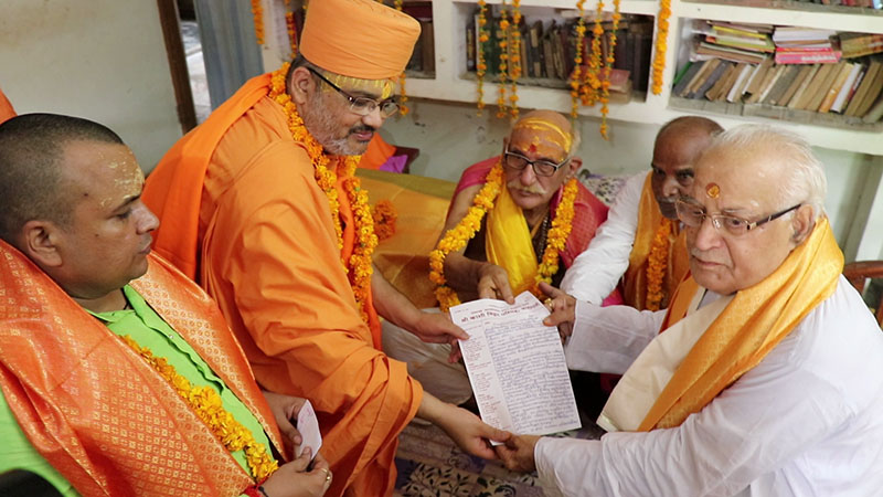 Committee members of Śrī Kāśī Vidvat Parisad offer the letter of declaration to Sadhu Bhadreshdas Swami