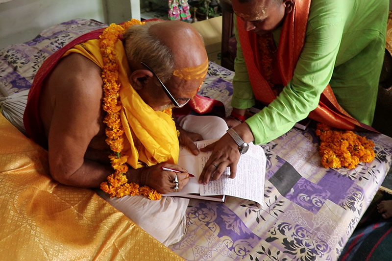 President of Śrī Kāśī Vidvat Parisad, Mahamahopadhyaya Shri Ramyatna Shuklaji signs the letter of declaration