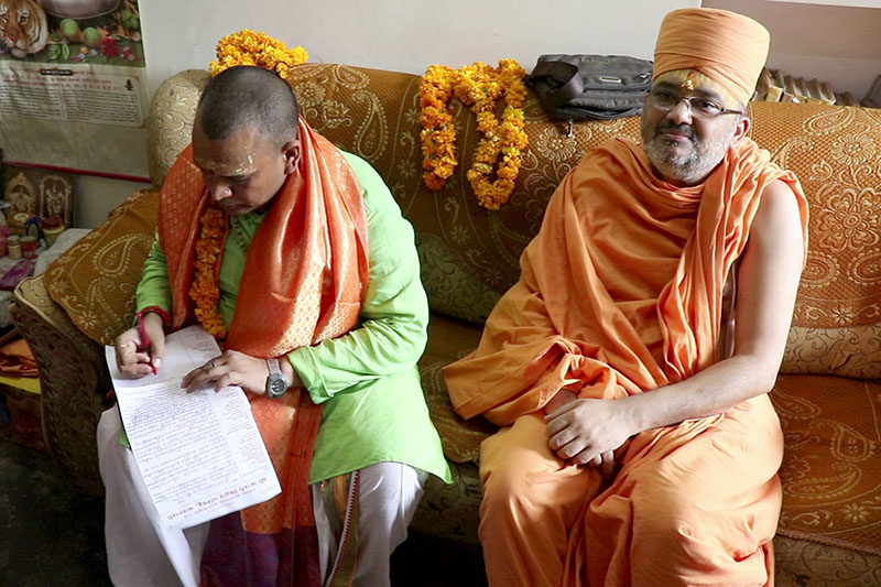 Mantri of Śrī Kāśī Vidvat Parisad, Shri Ramnarayan Dwivediji signs the letter of declaration