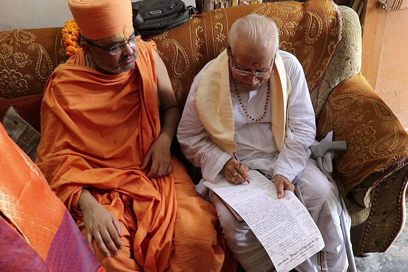 Maha-Mantri of Śrī Kāśī Vidvat Parisad, Mahamahopadhyaya Shri Shivji Upadhyaya signs the letter of declaration