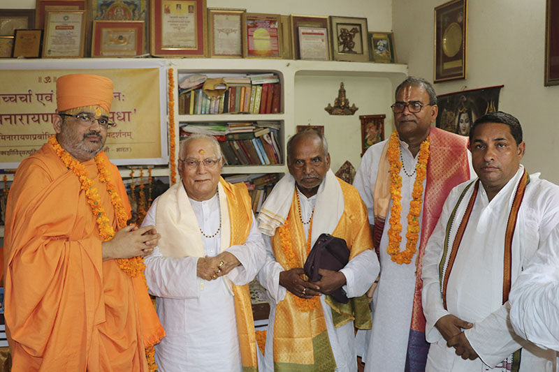 A group of esteemed scholars of Śrī Kāśī Vidvat Parisad with Mahamahopadhyaya Sadhu Bhadreshdas Swami at the inauguration of the text