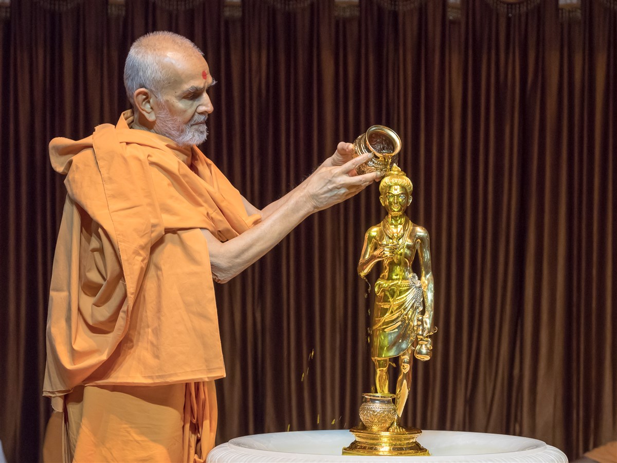 Swamishri performs abhishek of Shri Nilkanth Varni Maharaj