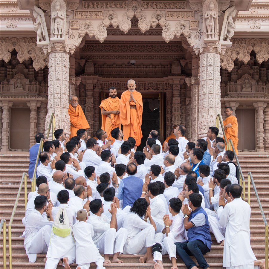 Swamishri greets Bal Mandal Karyakars with folded hands
