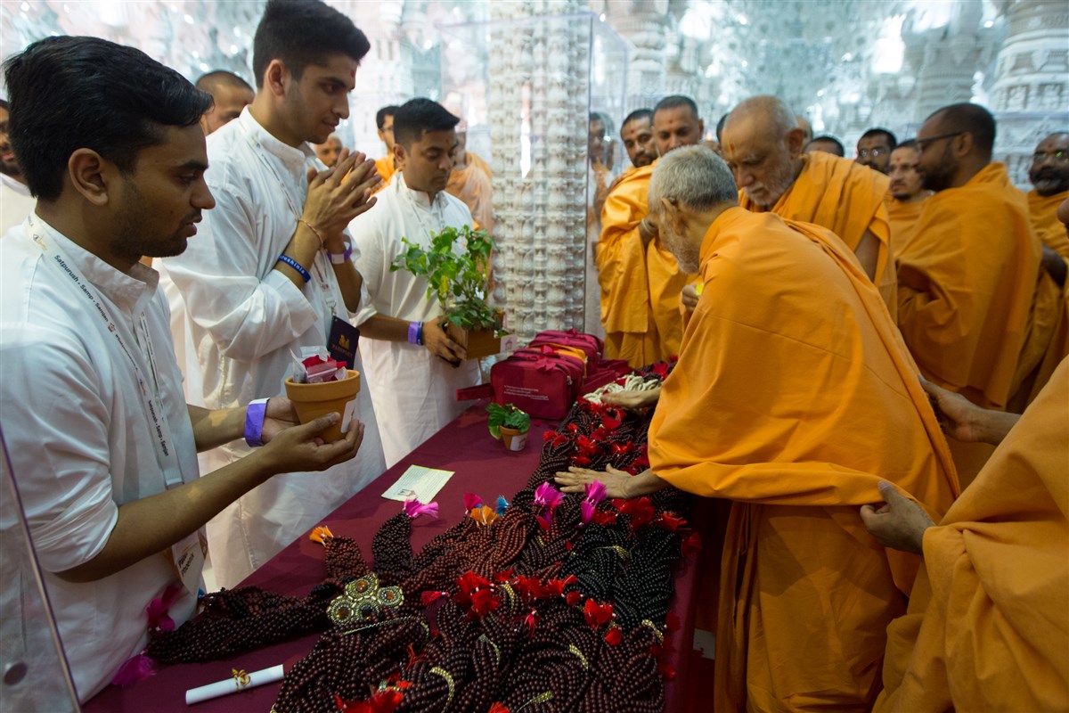 Swamishri sanctifies malas to be given out during the Yuvak-Yuvati Din