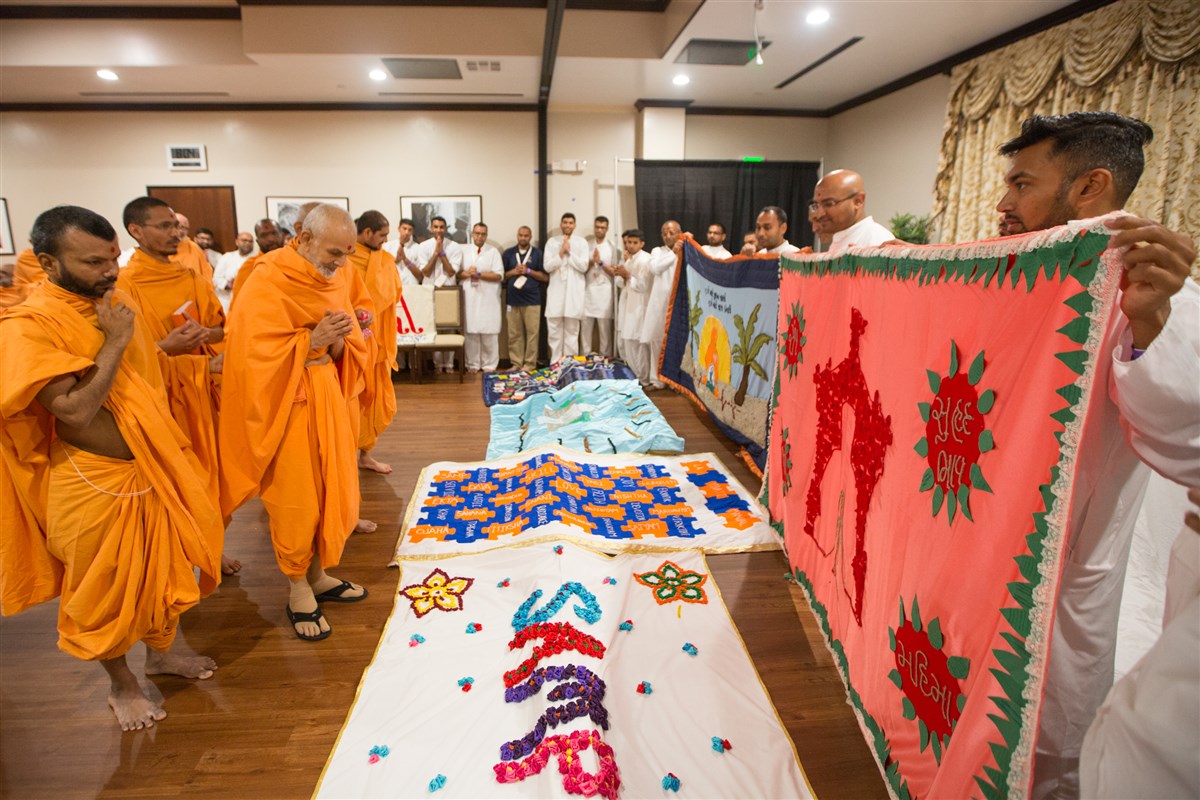 Swamishri appreciates the youths devotion