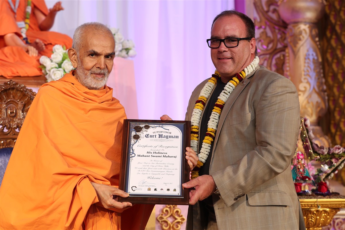 Former Mayor of the City of Chino Hills, Curt Hagman, presents Swamishri with a Certificate of Recognition