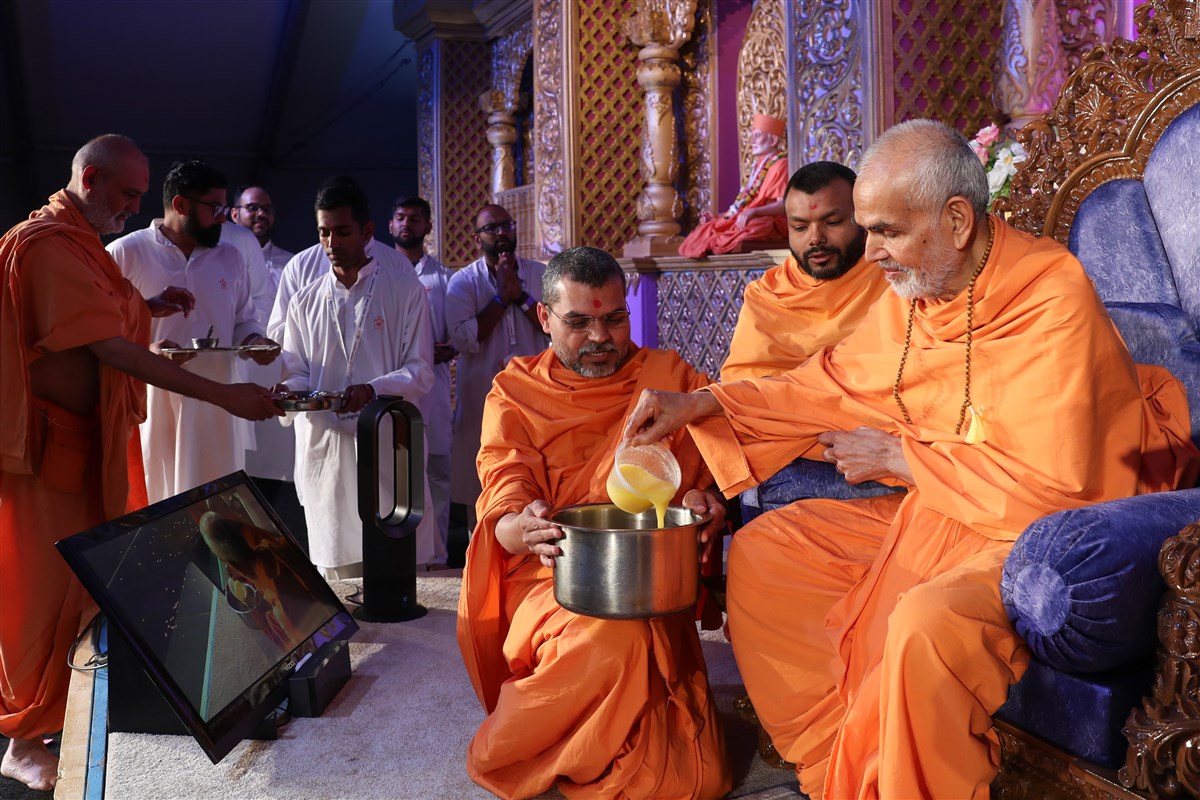 Swamishri makes khichadi for devotees who observed a fast