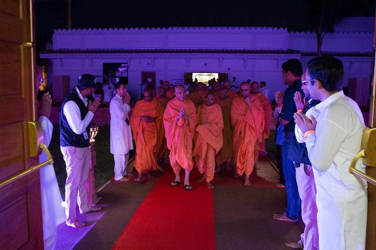 Param Pujya Mahant Swami Maharaj greets devotees with folded hands