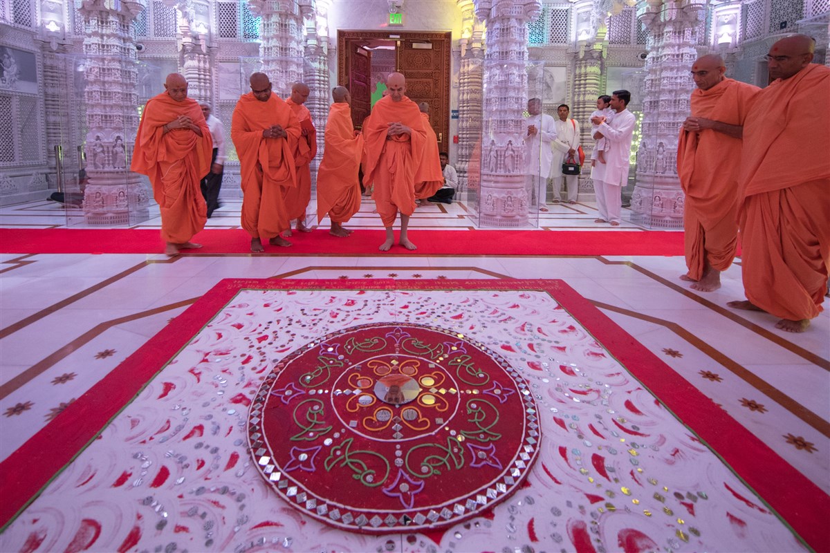 Swamishri appreciates a thematic decoration