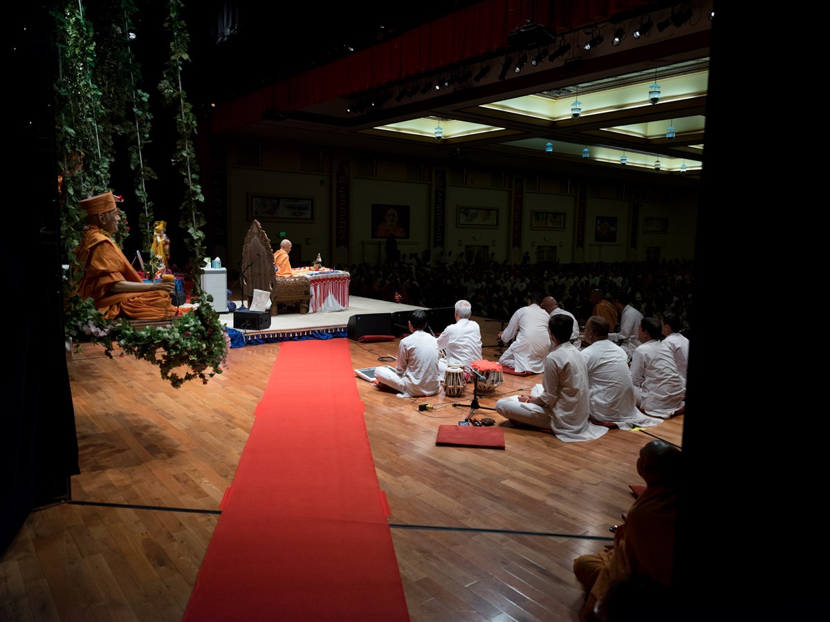 Devotees sing bhajans in Swamishri's puja