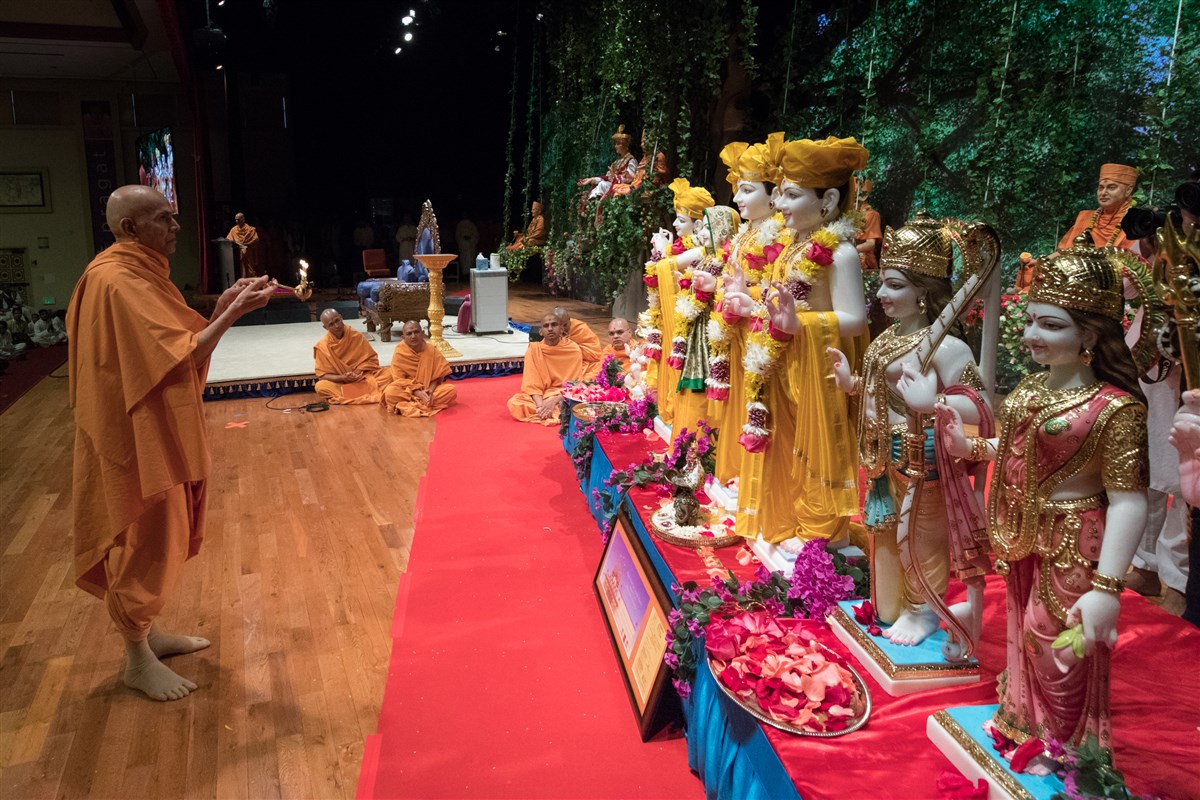 Swamishri performs arti of murtis to be consecrated at BAPS Shri Swaminarayan Mandir, Fresno, California