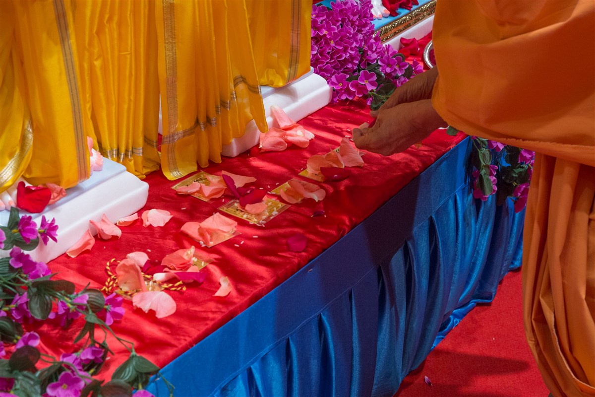 Swamishri performs murti-pratishtha rituals for murtis to be consecrated at BAPS Shri Swaminarayan Mandir, Fresno, California