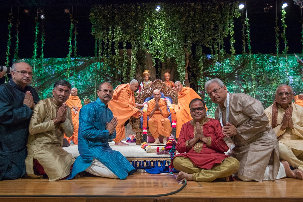 Devotees and Swamis from Houston and Dallas garland Swamishri