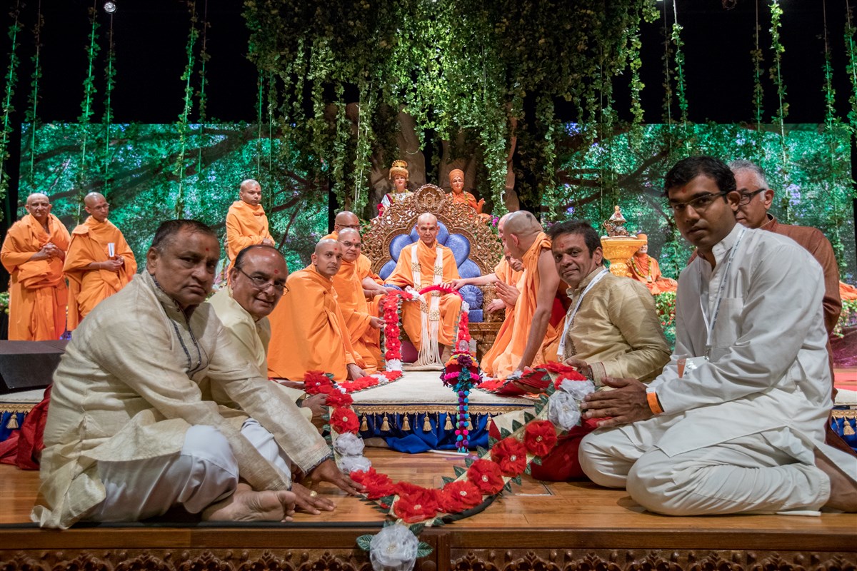 Devotees from the BAPS Shri Swaminarayan Mandir, Fresno, California garland Swamishri