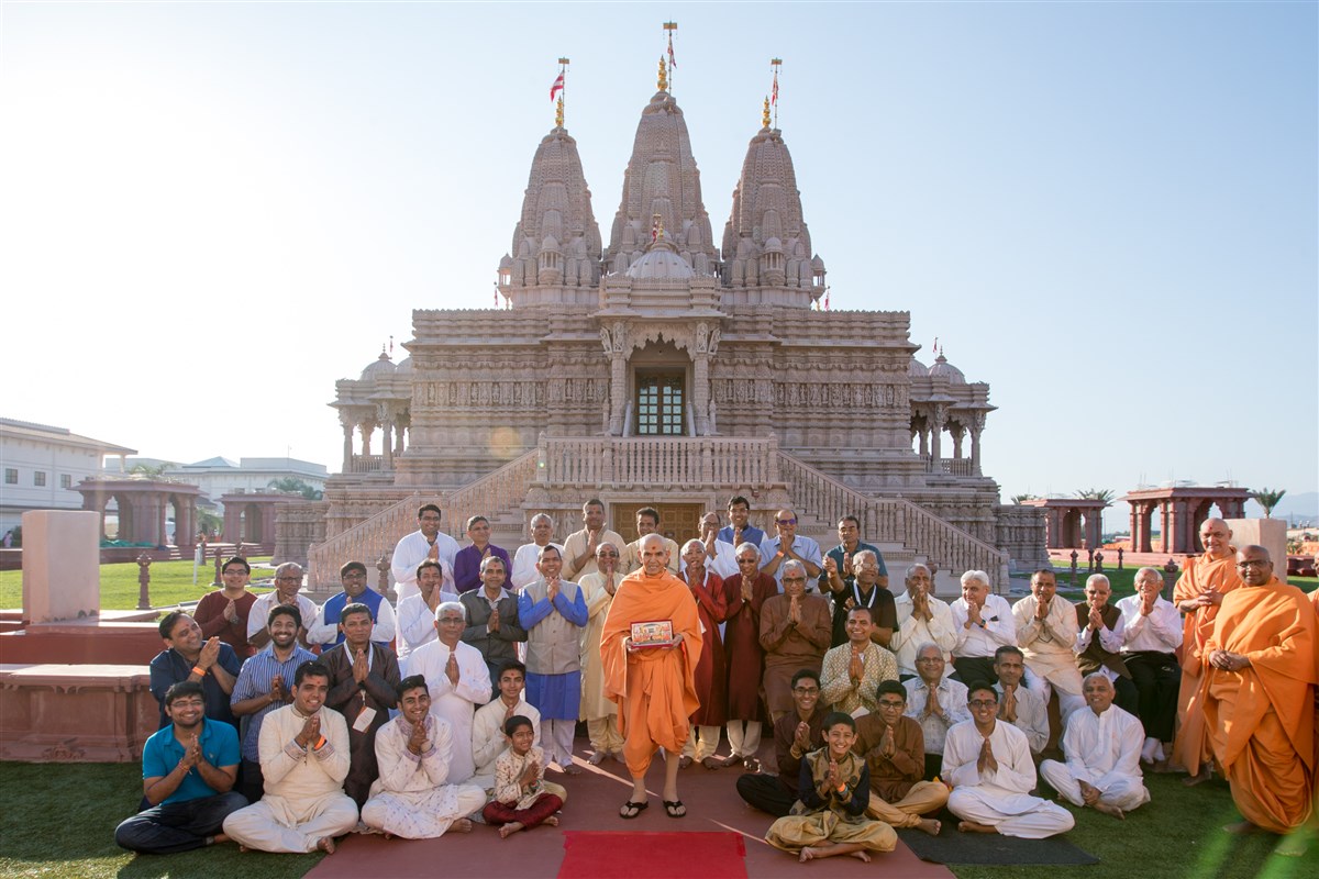 Group photo with devotees from the BAPS Shri Swaminarayan Mandir, Fresno, CA, USA