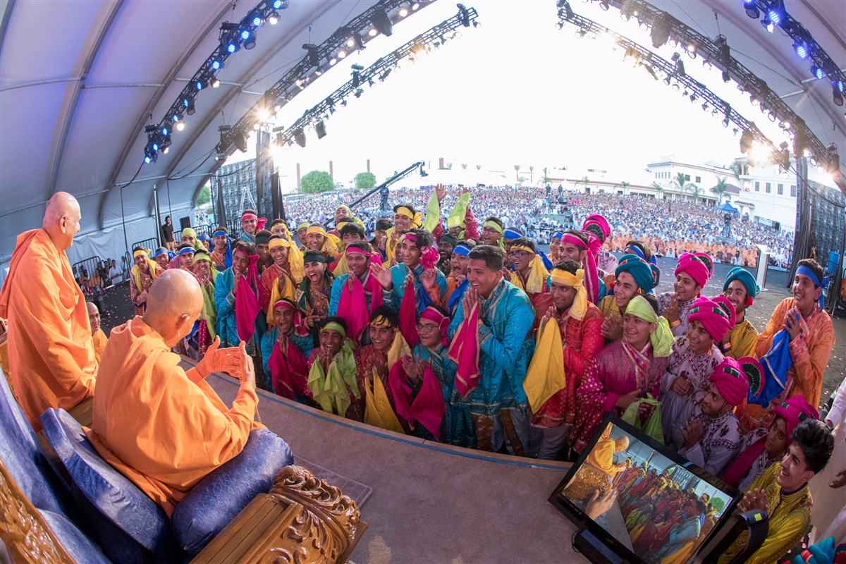 Swamishri blesses the dance participants