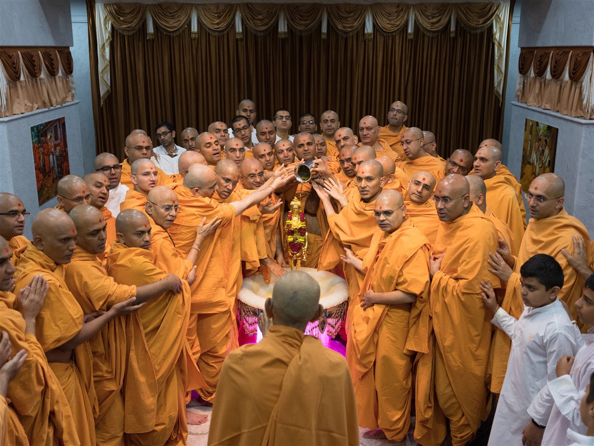 Swamishri observes Swamis performing abhishek