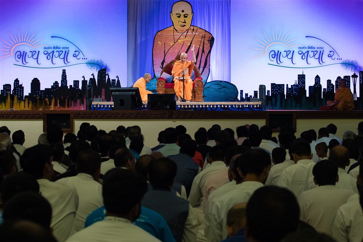 Swamishri addresses the assembly