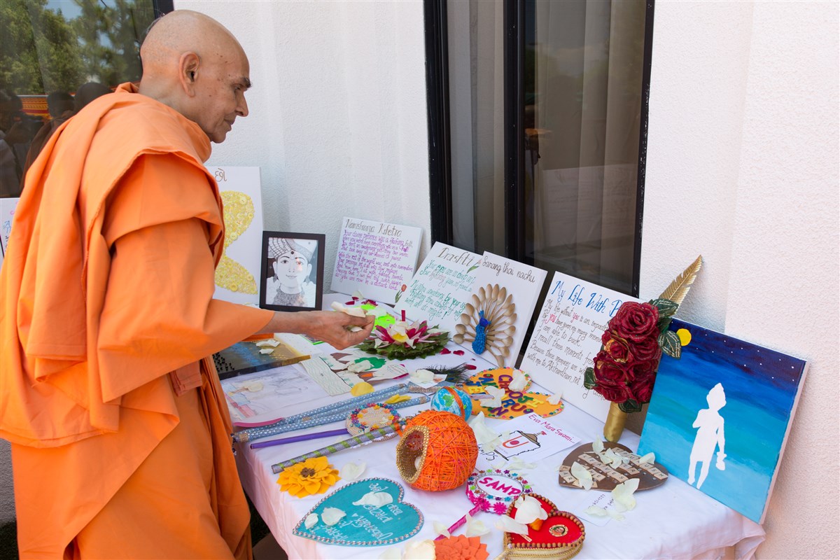 Swamishri appreciates bhakti of the devotees