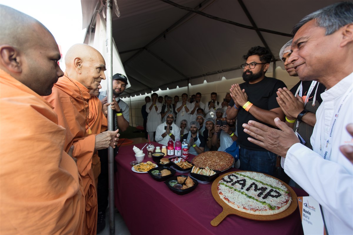 Swamishri sanctifies food that was served to devotees