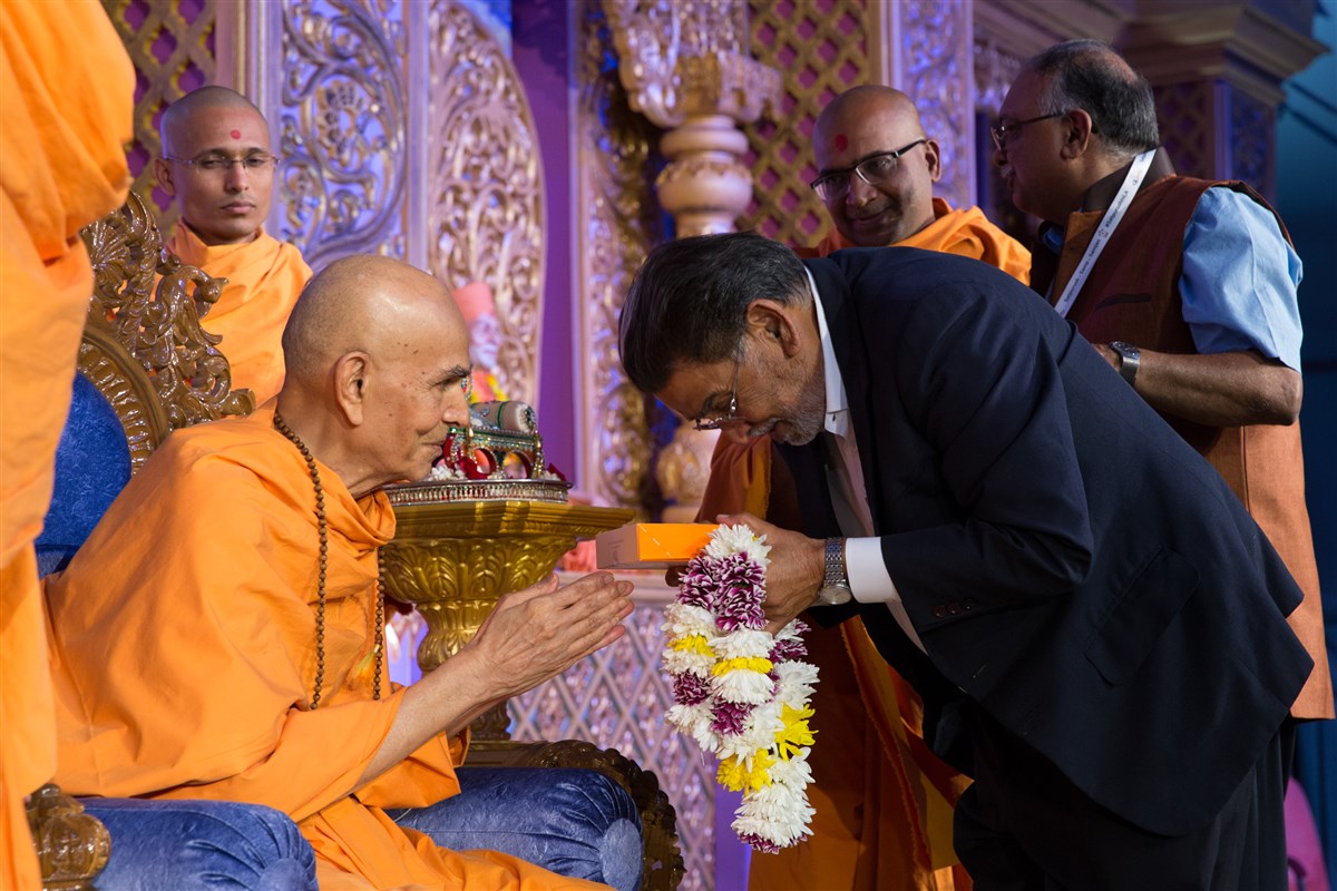 Swamishri blesses Philanthropist Uka Solanki