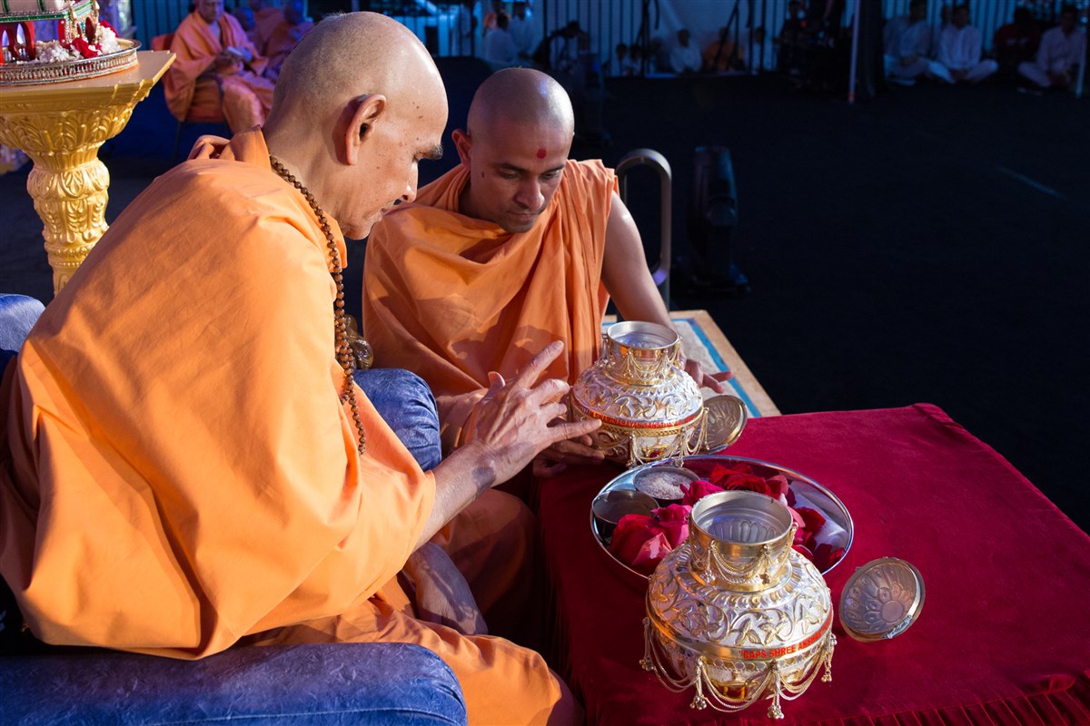 Swamishri performs asthipushpa rituals of Brahmaswarup Pramukh Swami Maharaj