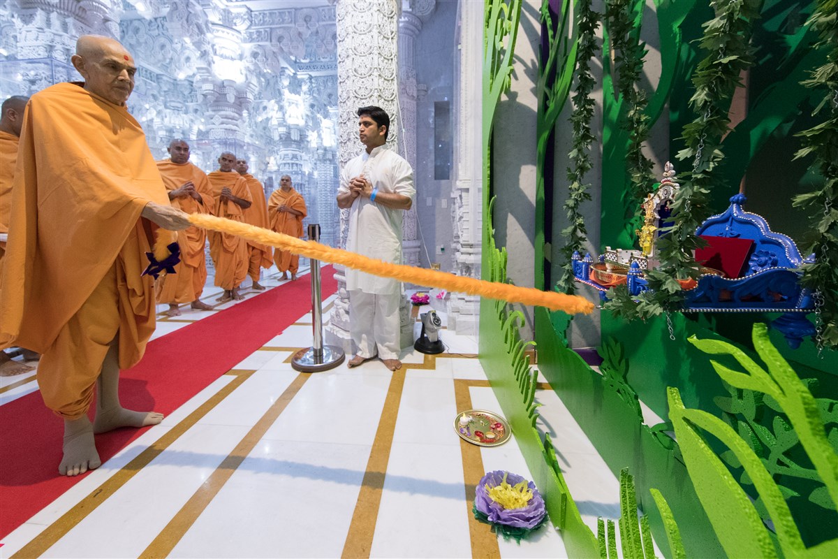 Swamishri swings Shri Harikrishna Maharaj