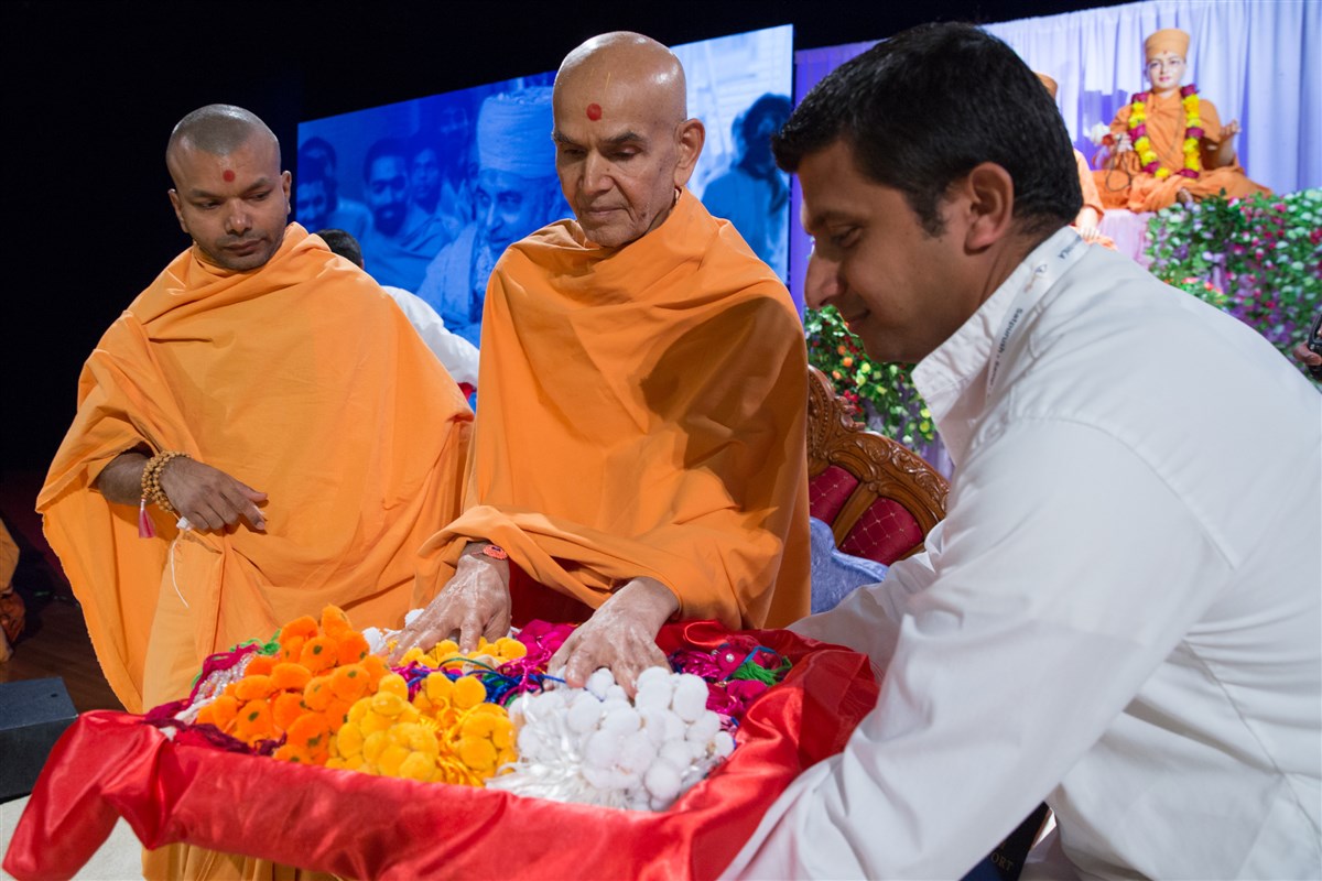 Swamishri sanctifies rakhdis for devotees