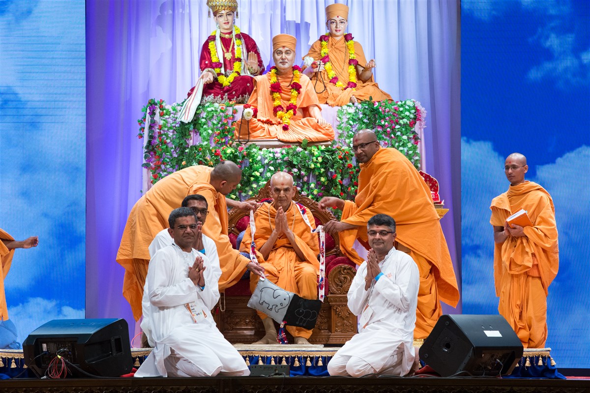 Swamishri is offered a garland