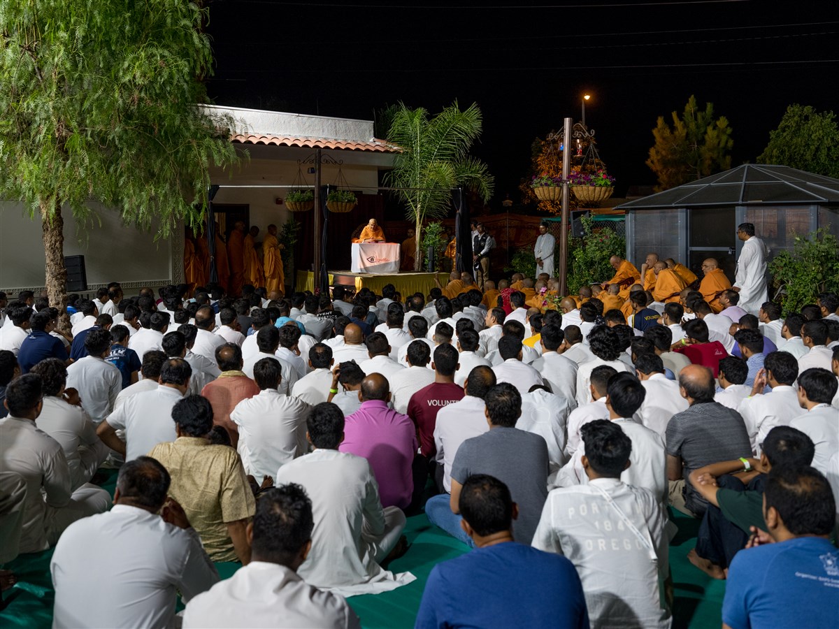 Swamishri addresses the assembly during a Bal-Kishore Karyakar sabha