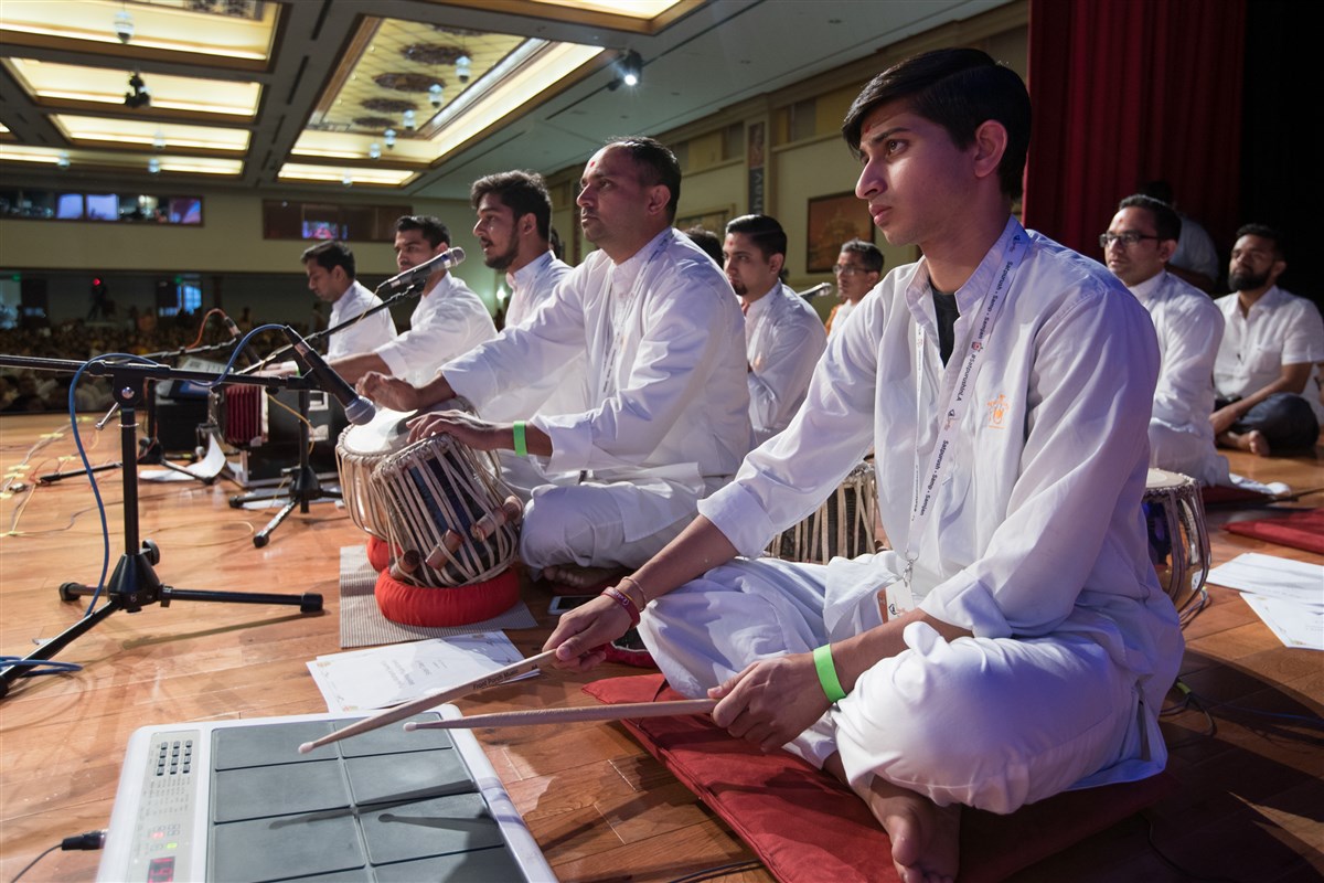 Youths sing kirtans during Swamishri's puja