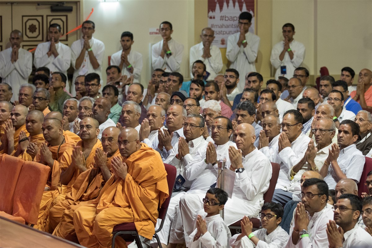 Swamis and devotees engrossed in Swamishri's darshan