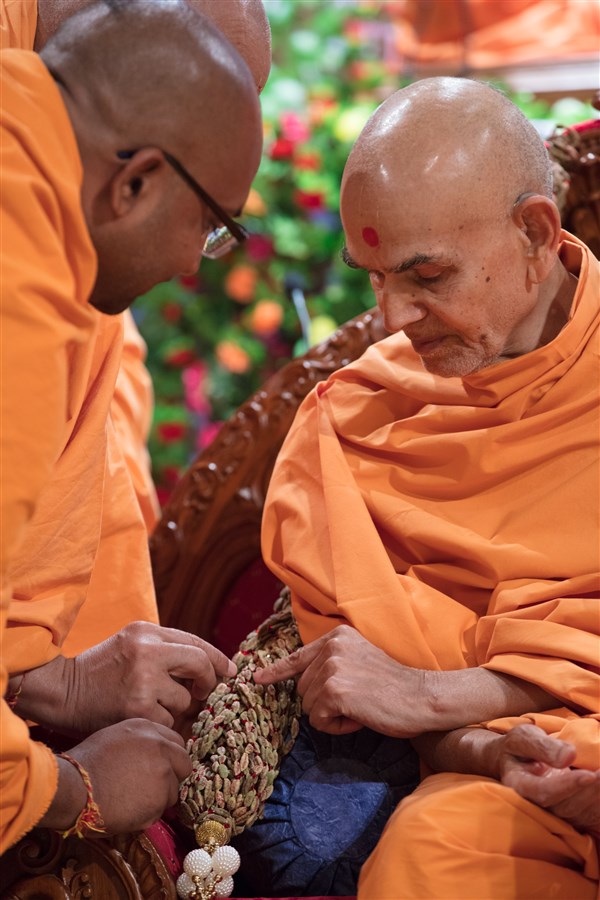 Swamishri appreciates the devotion of the devotees