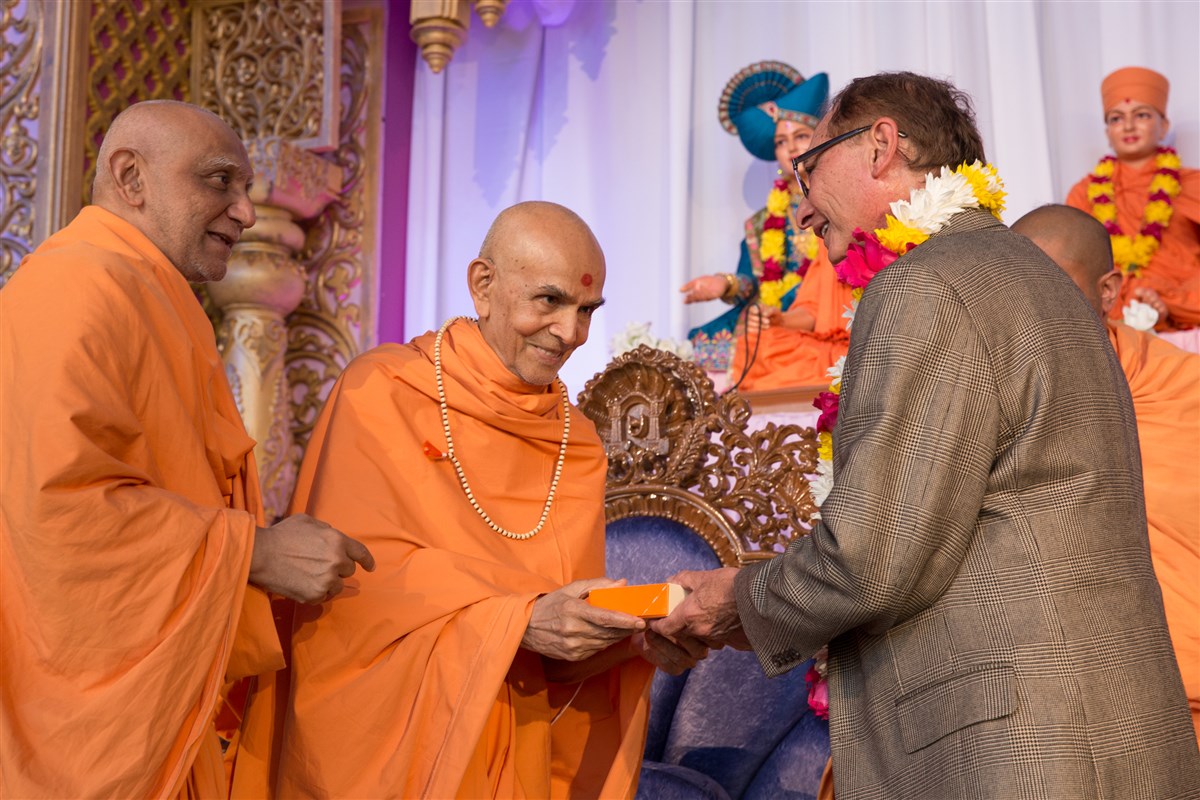 Swamishri blesses Councilman Ed Graham
